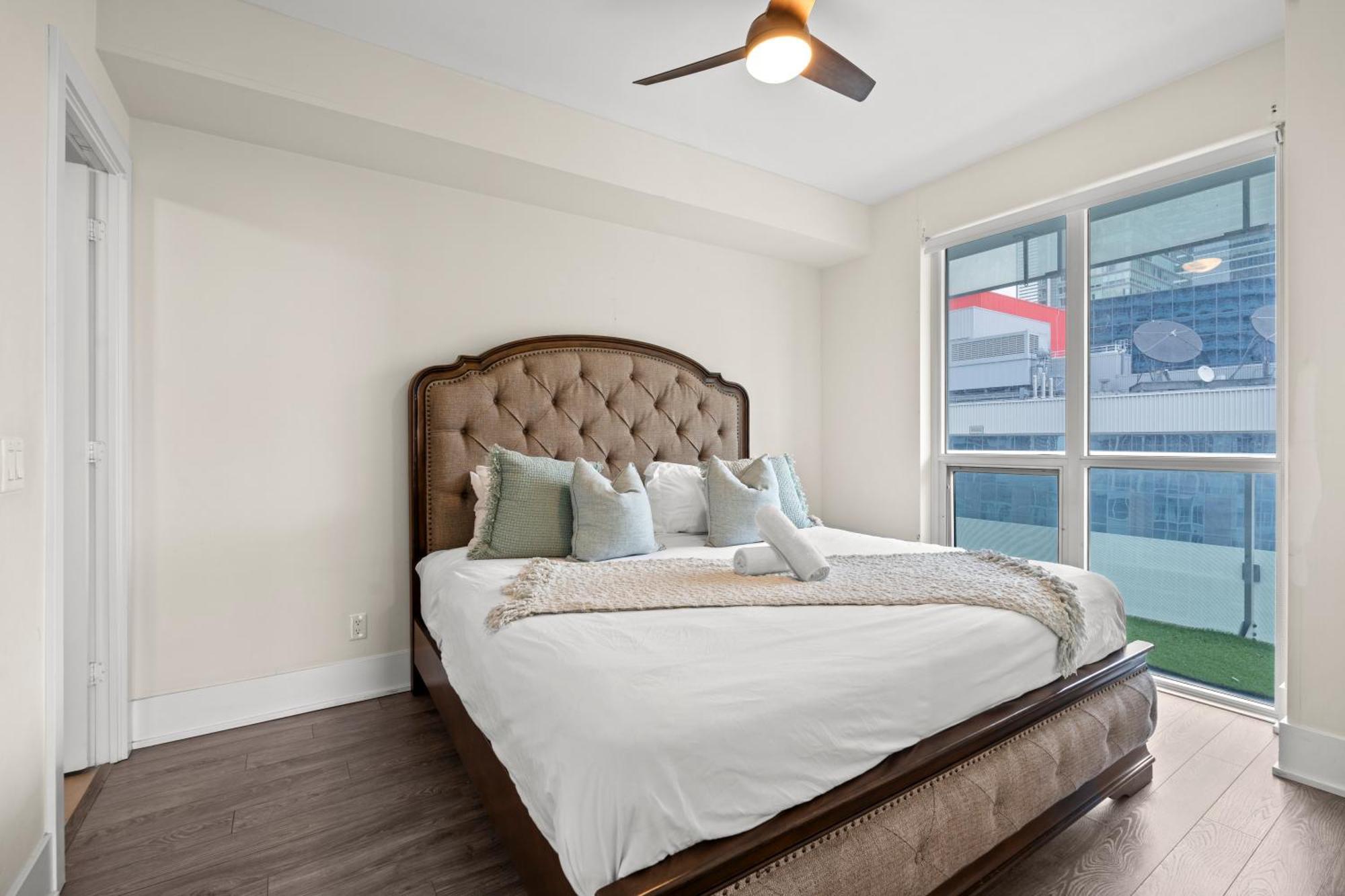 Globalstay Modern Downtown Apartment Торонто Екстериор снимка